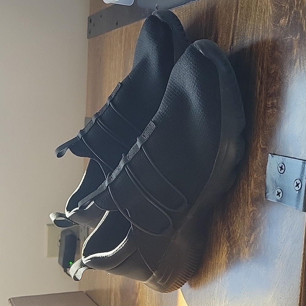 STQ black sneakers size 8